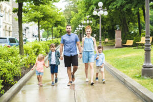 Srečna družina se sprehaja po ulici.