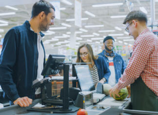 Kakšen tip kupca ste? Ali na blagajni postavljate majhne razdelilnike za blago ter ali vas motijo? Vrsta na blagajni-