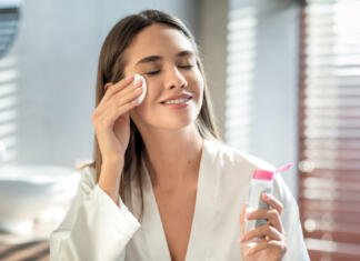 Ekološko in poceni: ličila zelo učinkovito odstrani tudi navadno olje Lepa ženska odstranjuje ličila.