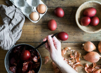 Imate jih doma! Štiri živila za naravno barvanje jajc Barvanje jajc s čebulo.