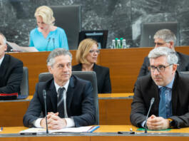 Premier Robert Golob v državnem zboru.