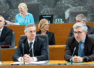 Premier Robert Golob v državnem zboru.