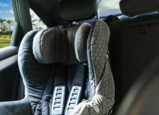 Ne odlašajte: Tako najbolje očistite otroški avtosedež, da bo še dolgo uporaben Child safety seat in the back of the car. Baby car seat for safety. Car interior. Car detailing