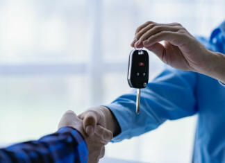 Te stvari najbolj skrbijo prodajalce vozil Closeup of car sale and buyer shaking hands Car salesman gives keys to buyer Close-up of car dealership business giving keys to new owner and handshake in office