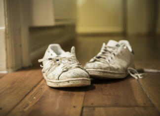 4 razlogi, zakaj lahko nošenje čevljev doma škoduje zdravju Umazani čevlji v hiši.