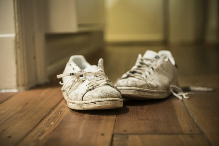 Umazani čevlji v hiši.