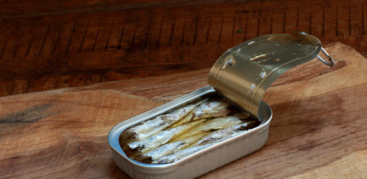Sardine v konzervi.