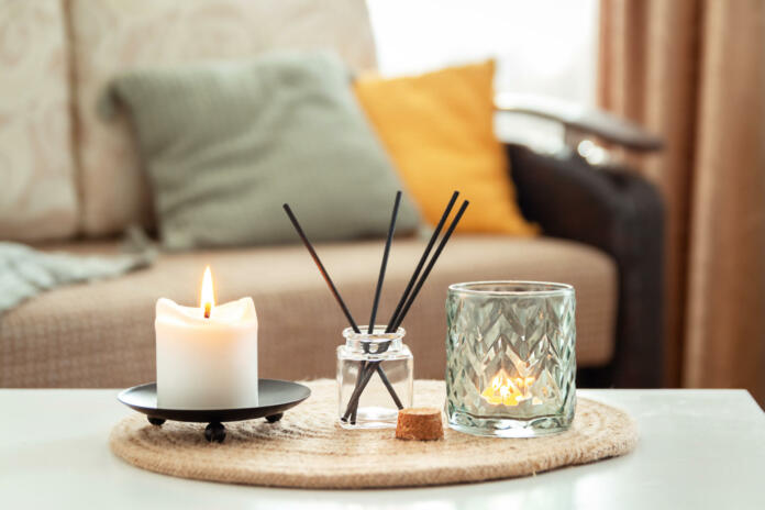 Sveče in aromatične palčke na mizi v dnevni sobi.