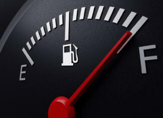 Najbolj optimalna hitrost vožnje za varčevanje z gorivom je… A closeup of a car fuel gauge. 3d render