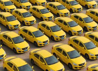 Kitajska pokopališča električnih avtomobilov burijo duhove Chongqing, China-May 2, 2021: Chinese electricity car industry booming and new electricity cars are decorated for taxi in parking lot.