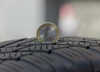 Vožnja z izrabljenimi gumami je nevarna! Trik s kovancem za 1 evro vam bo povedal, kdaj je potrebna menjava Evro v avtomobilski gumi.
