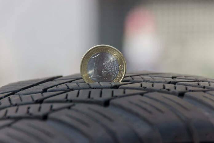 Evro v avtomobilski gumi.