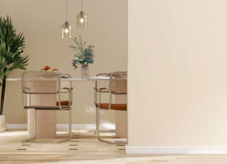 Kateri so ‘off-white’ odtenki in kako jih kombinirati Cream beige blank wall and luxury mid-century modern dining room with marble top table, steel chair, pendant light and tropical plant, tile floor for product display, interior design decoration background