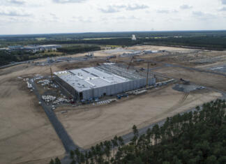 Elon Musk v iskanju evropske lokacije za mega tovarno Drone shot of the Tesla Giga Factory under construction in Berlin Grünheide. Taken on the 25.08.2020.