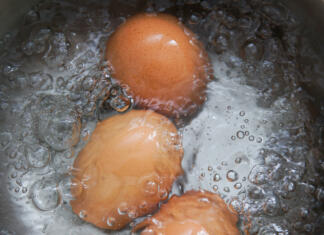 Ali daste jajca v vodo takoj ali ko voda zavre? Razlika v kuhanju je velika … Jajca se kuhajo v vreli vodi.