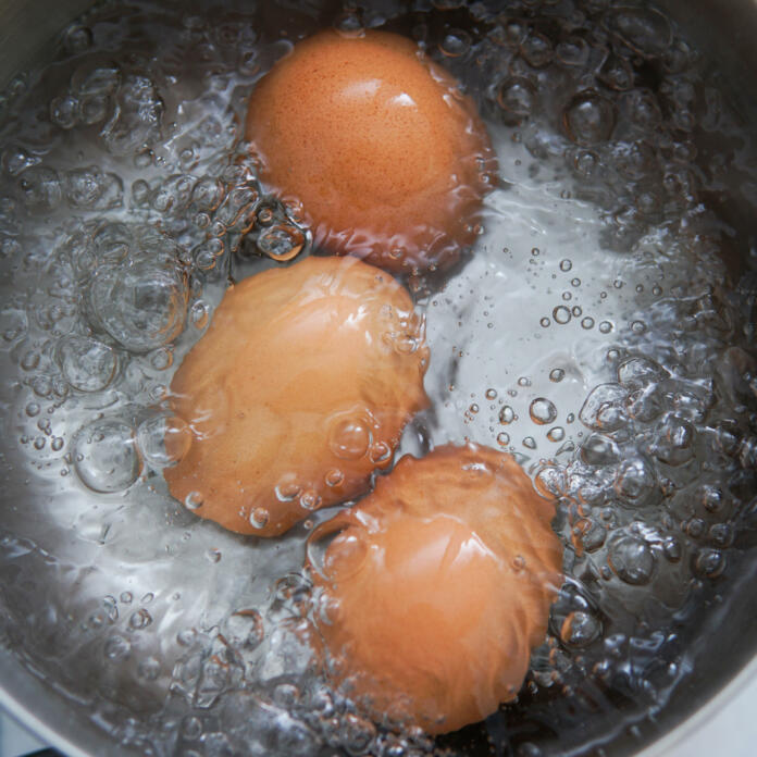 Jajca se kuhajo v vreli vodi.