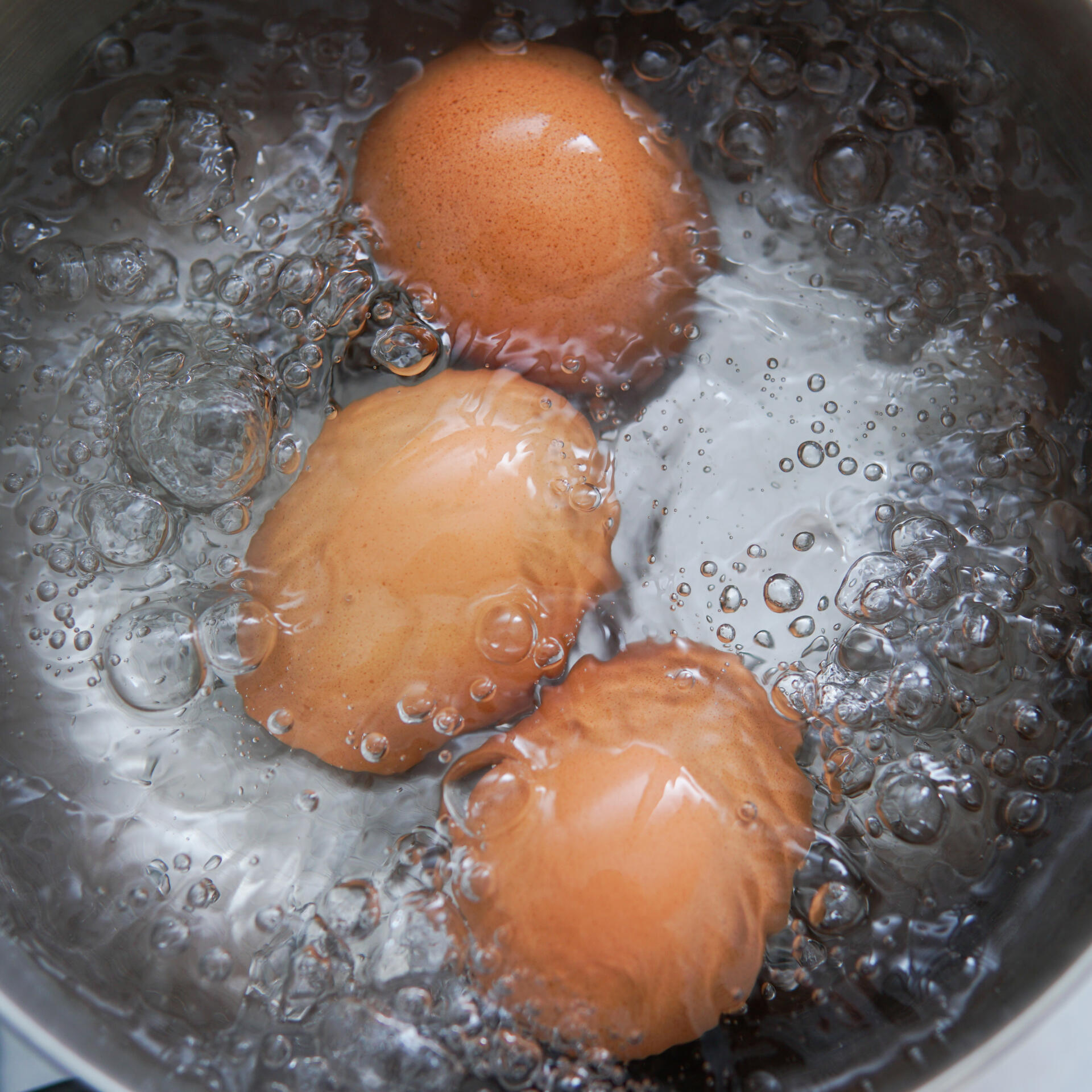 Яйца в кипяченой воде. Яйца в кипящей воде. Разбить яйцо в кипящую воду. Яйца в кипятке. Как понять что яйца закипели.