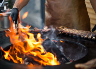 Najboljši žari, ki jih lahko imate to poletje Grilled pork baby ribs with barbecue sauce on the grill. Festival street food