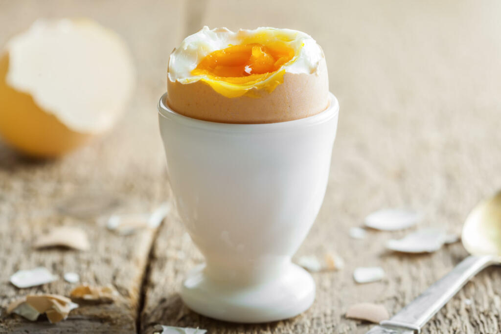 Mehko kuhano jajce v posodi.