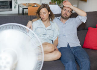 7 nasvetov, kako se ohladiti doma, tudi če nimate klime Par se hoče ohladiti doma.