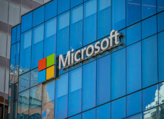 Zaradi kršitve otroških pravic huda kazen Microsoftu Vancouver, British Columbia - July 23, 2022: Microsoft logo on an office tower exterior in downtown Vancouver.