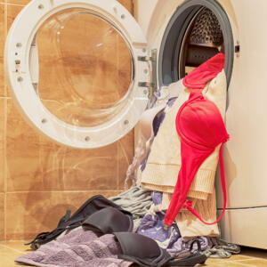 Pralni stroj napolnjen z oblačili.
