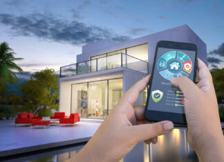 5 dvomov o pametnih domovih, ki mnoge odvrnejo od nakupa 3D rendering of a modern villa with pool controlled by a smartphone from the outside