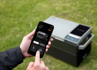 Ocena: prenosni hladilnik EcoFlow Glacier (posodobljeno v 2024) EcoFlow Glacier in telefon z mobilno aplikacijo zanj.