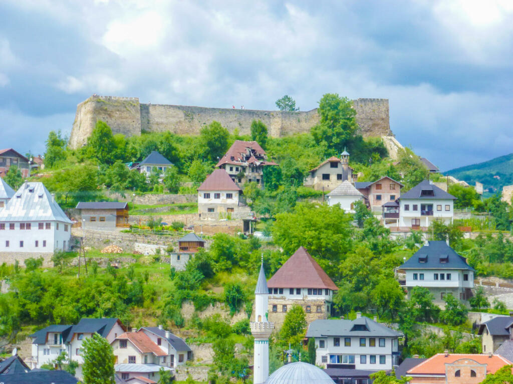 Hrib s stavbami, obdan z drevesi v Banja Luki. 