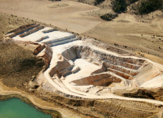 Na Norveškem najdene ogromne zaloge fosfatne kamnine, ključne za izdelavo električne baterije An aerial view of an open pit phosphate mine