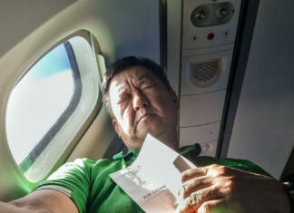 5 pametnih načinov, kako prihraniti na dopustu Moški na letalu.