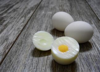 Nič več mučenja! S tem trikom boste kuhano jajce takoj olupili Trdo kuhano jajce.