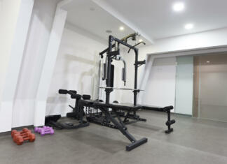 Učinkovit in varen trening doma: iz katerega materiala naj bodo talne obloge v domačem fitnesu? Exercise equipment in private gym