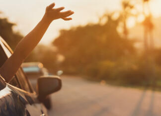 Tako boste najhitreje ohladili pregreto vozilo (brez uporabe klime) Roke čez odprto avtomobilsko šipo.