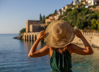 To so najcenejše evropske plaže za letošnje poletje! Kepica sladoleda za 12 centov, pivo za 87 centov Mlada ženska, v ozadju mestece Alanya.