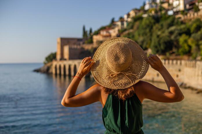 Mlada ženska, v ozadju mestece Alanya.