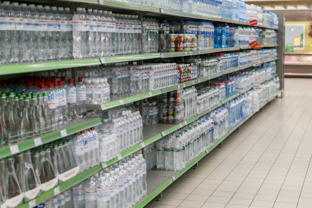 Voda v plastenkah v supermarketu.