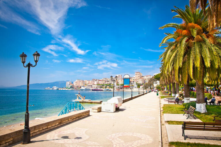 Promenada v Sarandi, Albanija.