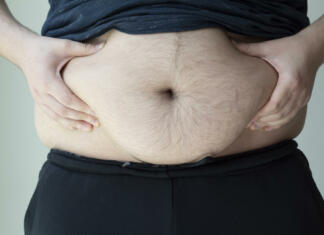 V 30 dneh izgubil 6 kilogramov trebušne maščobe, naredil pa le eno spremembo: Popolnoma me je spremenilo Moški se dotika maščobe okoli trebuha.