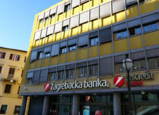 Imate težave z oderuškimi hrvaškimi bankomati? Predlagamo sledečo taktiko! Rijeka, Croatia, 7th February, 2022. Unicredit bank building in the street of Croatian city of Rijeka