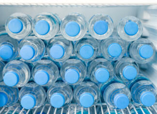 Preden napolnite steklenico z vodo in jo postavite v hladilnik, preverite majhen znak na dnu: lahko vam reši življenje! Voda v hladilnik v palstični steklenici.