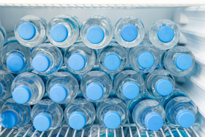 Voda v hladilnik v palstični steklenici.