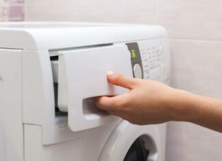 4 nasveti, kako uporabiti vodo iz sušilnega stroja She pours the liquid powder in washing machine