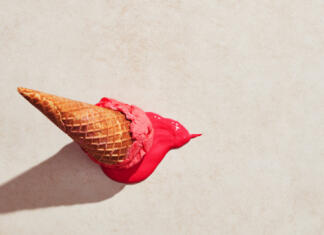 Ali je varno upoštevati pravilo petih sekund? Strawberry ice cream with waffle cone dropped on the floor and melting on the ground under hot summer light. Flat lay view