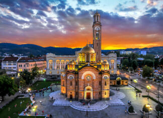 Apartma za dva 20 evrov, kava dober evro? To je nova poletna destinacija Slovencev in ni na morju Katedrala Kristusa Odrešenika v Banja Luki, Republika srbska, Bosna in Hercegovina.