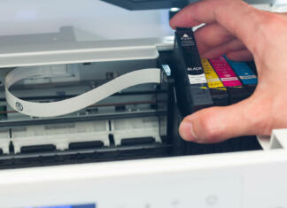 Ali tiskalniku škodujemo z uporabo neoriginalnih barv? Third party printer cartridge in the hand