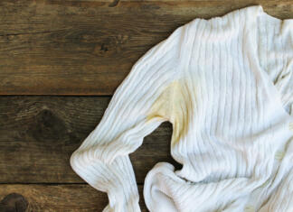 Uporabite te nasvete za beljenje oblačil brez uporabe kemikalij Belo oblačilo z rumenim madežem.