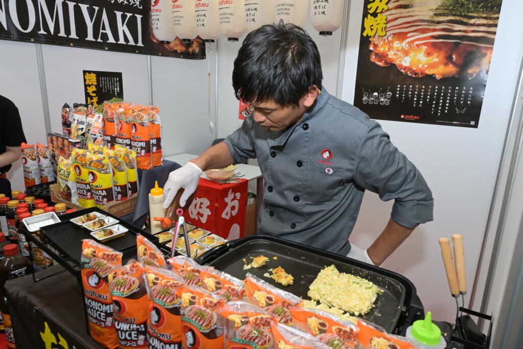 Moški pripravlja japonsko hrano