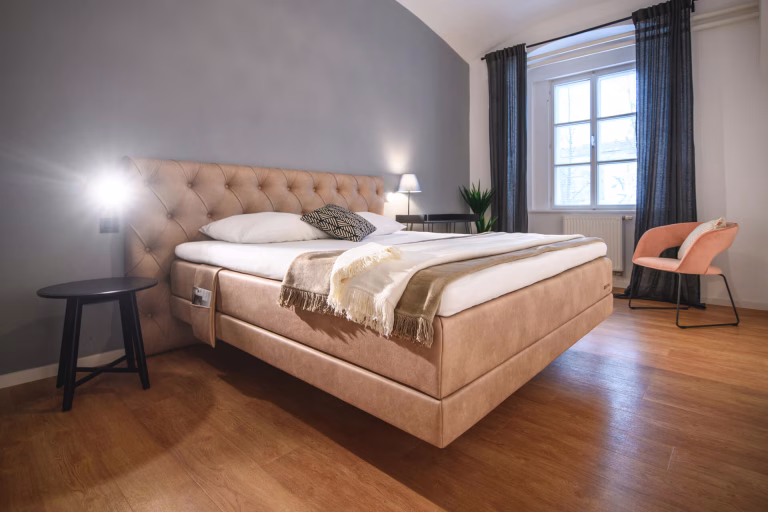 Boxspring postelja v spalnici