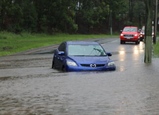 To početje v poplavljenem avtu strokovnjaki odsvetujejo! BRISBANE, AUSTRALIA - March 30, 2017: Car stuck in floodwater in the suburb of Rocklea from huge rainfall as a result of Tropical Cyclone Debbie.